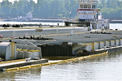 Mnet 171210 Mississippi River Oil Spill