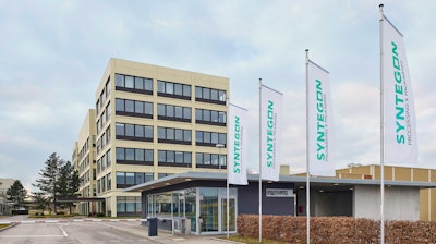 The new Syntegon flags in front of the company headquarters in Waiblingen