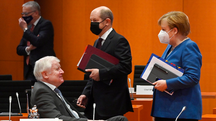 Bundeskanzlerin Angela Merkel begleitet Finanzminister Olaf Scholz und Innenminister Horst Seehofer vor einer Kabinettssitzung am 6. Januar 2021 im Bundeskanzleramt in Berlin.