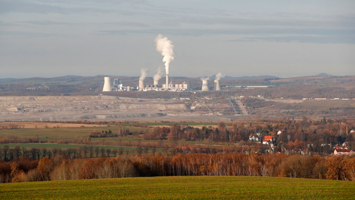 To zdjęcie zrobione we wtorek, 19 listopada 2019 r., Przedstawia kopalnię węgla brunatnego i elektrownię Turów w pobliżu Bogatyni.  W piątek 21 maja 2021 roku Sąd Najwyższy Unii Europejskiej nakazał Polsce natychmiastowe zaprzestanie wydobycia węgla brunatnego w kopalni Turów na granicy z Czechami i Niemcami.  Republika Czeska złożyła wniosek o wydanie nakazu w marcu.  Kopalnia odprowadza wodę z terenów zamieszkałych.