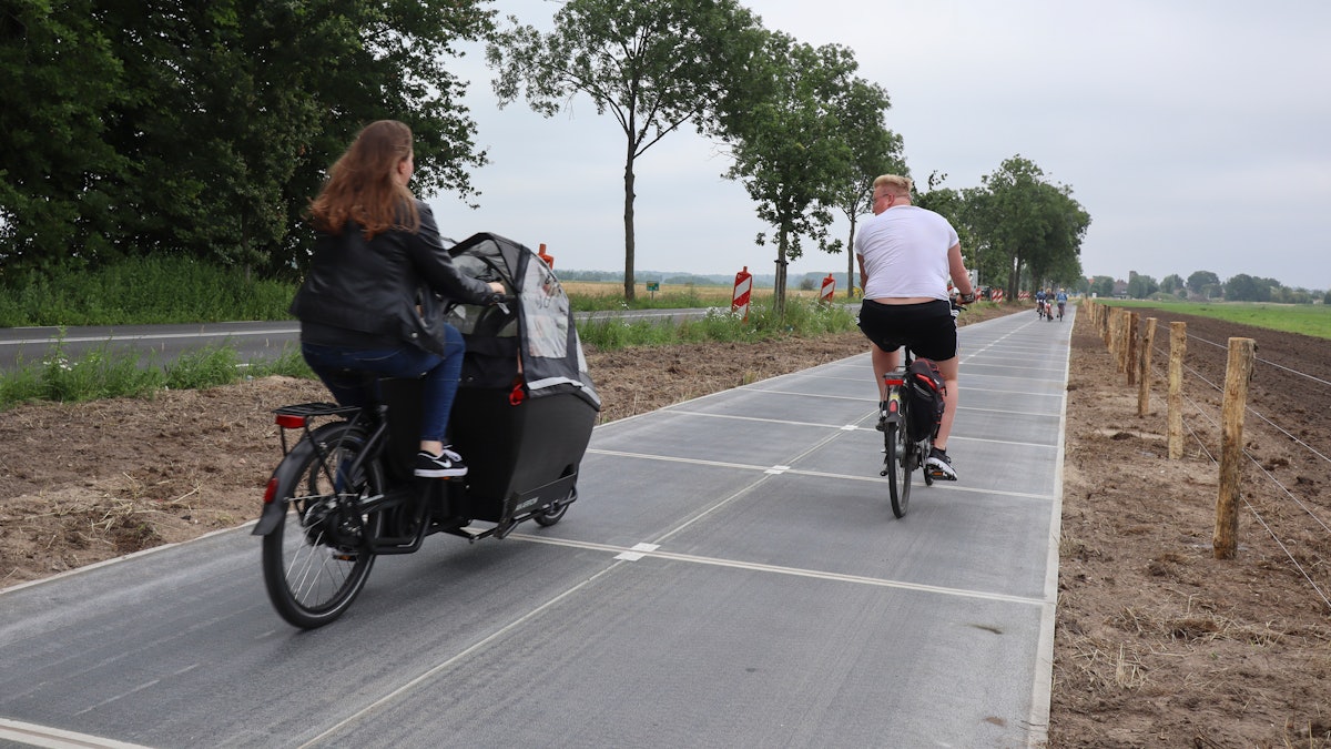 Nederland opent 's werelds langste fietspad op zonneenergie Nederland opent 's werelds langste fietspad op zonneenergie