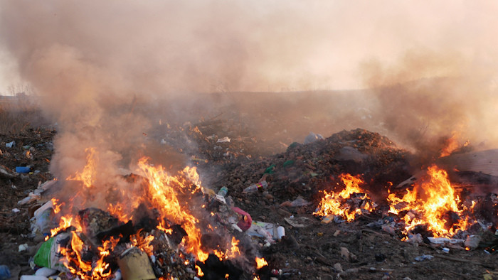 Становницима је речено да не затварају прозоре и напуштају своје домове ако осете дим.