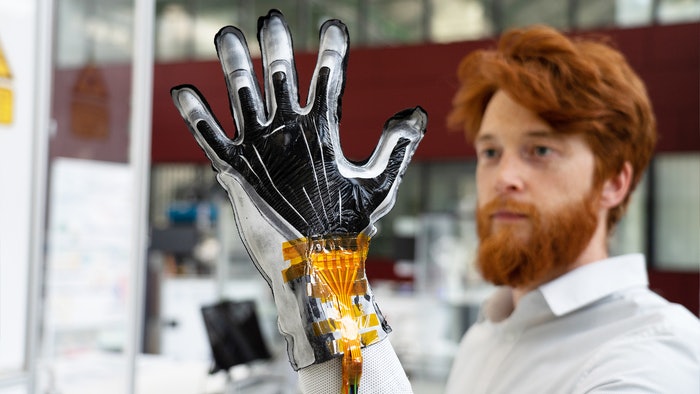 Doctoral student Sebastian Gratz-Kelly from Professor Stefan Seelecke’s research group demonstrates the prototype glove that will be showcased at Hannover Messe.
