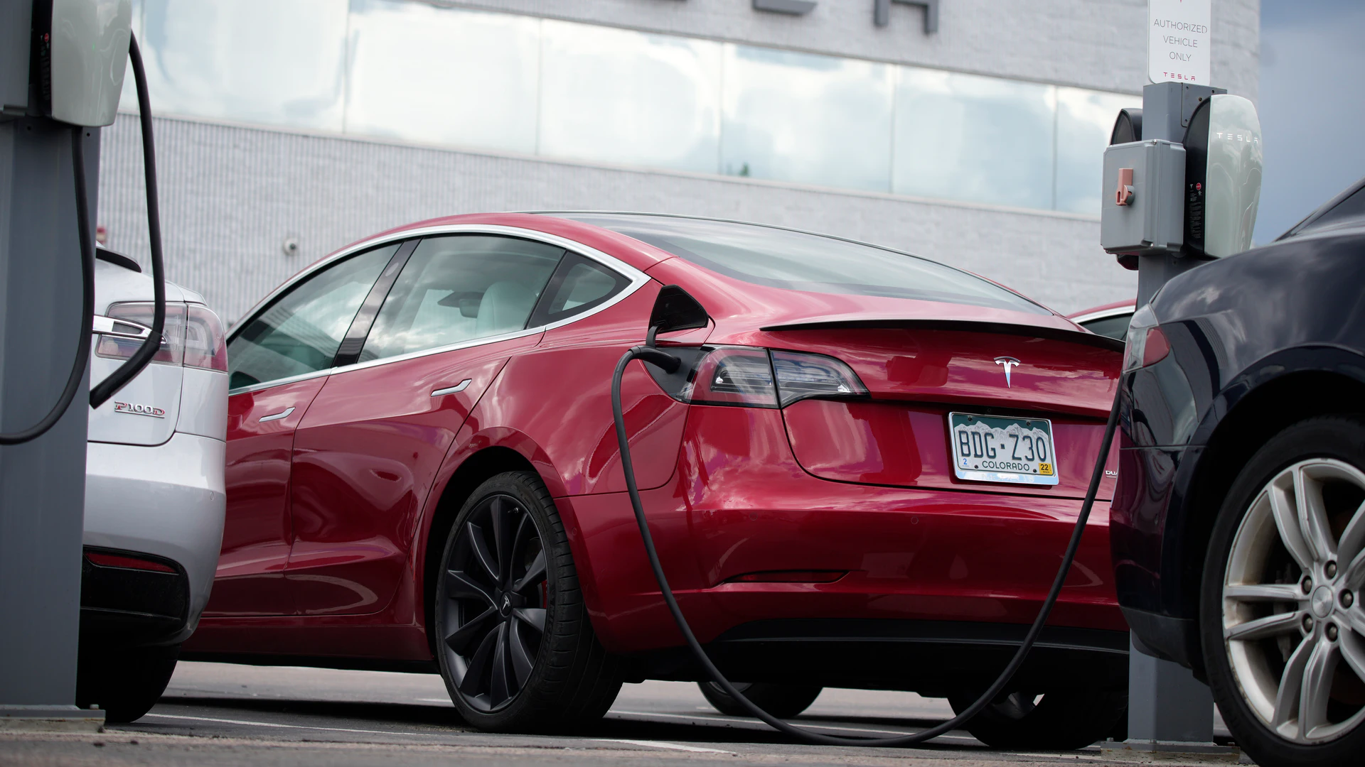Teslas with Autopilot a Step Closer to Recall After Wrecks - Vimarsana News
