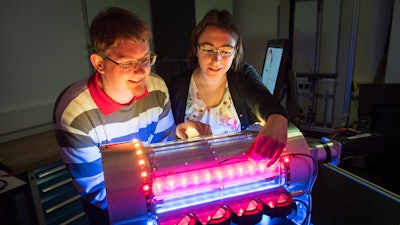 The first ever machine that cools air using ‘muscles’ made of nickel-titanium. Felix Welsch and Susanne Marie Kirsch helped to develop the cooling system as part of their doctoral research projects. The new type of energy efficient, ecologically sustainable cooling technology that does not require the use of climate-damaging refrigerants is currently being developed by Professor Stefan Seelecke and his team at Saarland University.