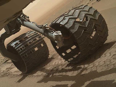 The wheels of the Curiosity rover have taken damage over the years, leaving behind small bits of aluminum.