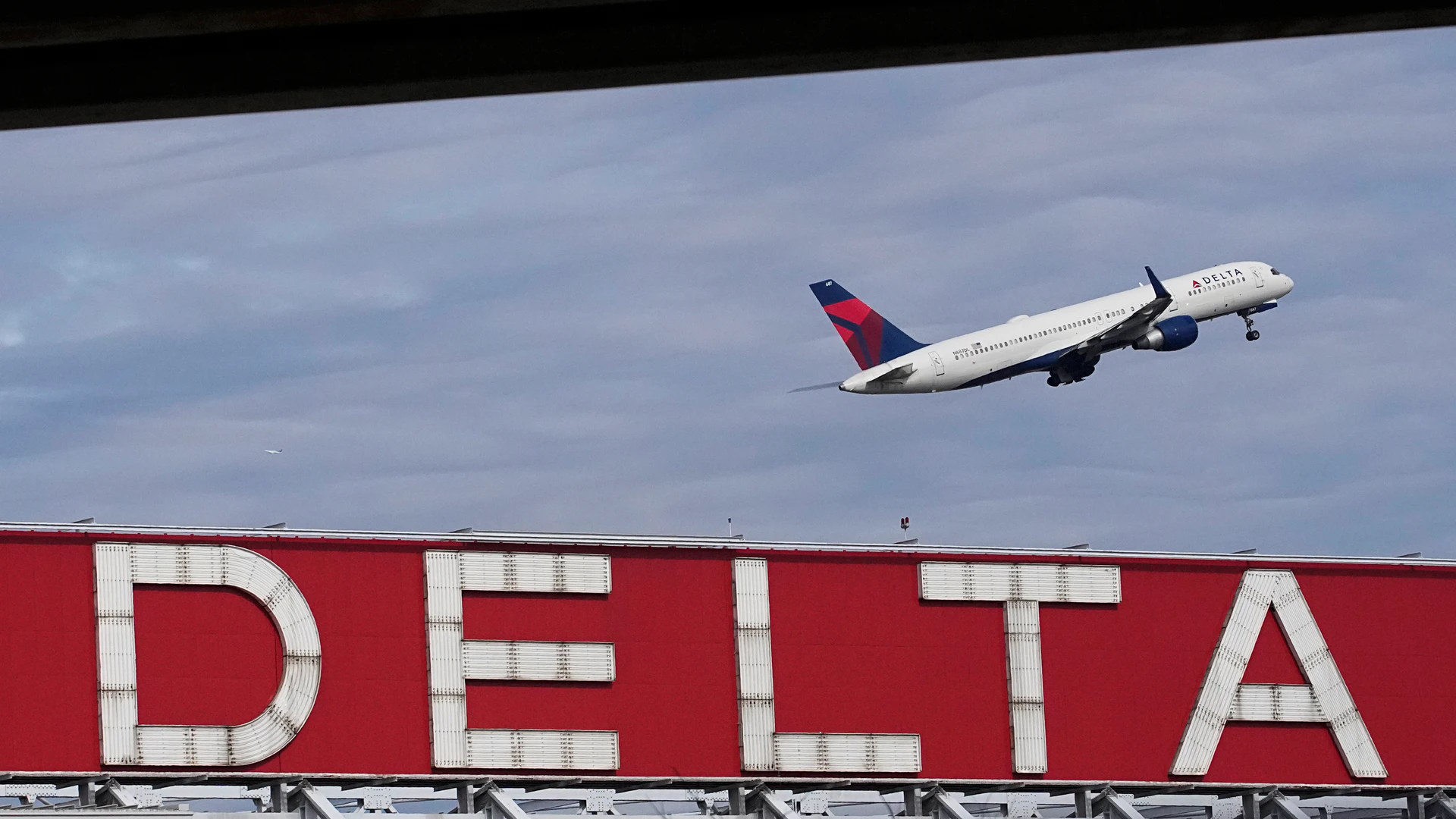 Delta Air Lines Hit with Lawsuit Over Claims of Carbon Neutrality - Vimarsana News