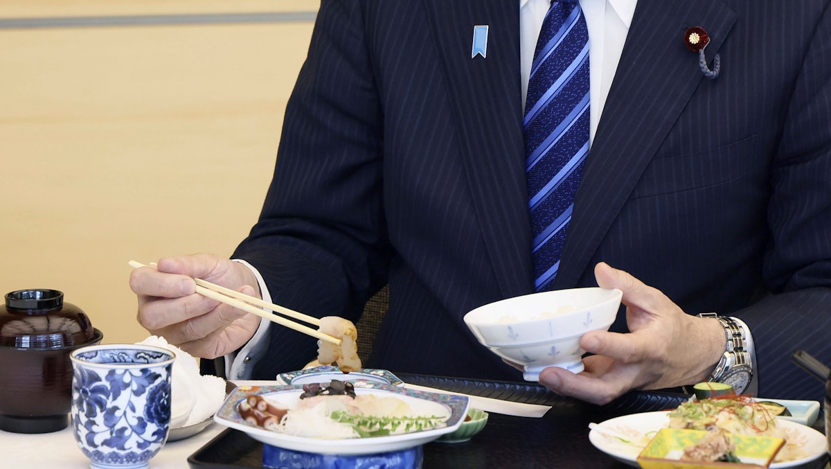 日本の大臣が福島の魚を食べて安全であることを示す
