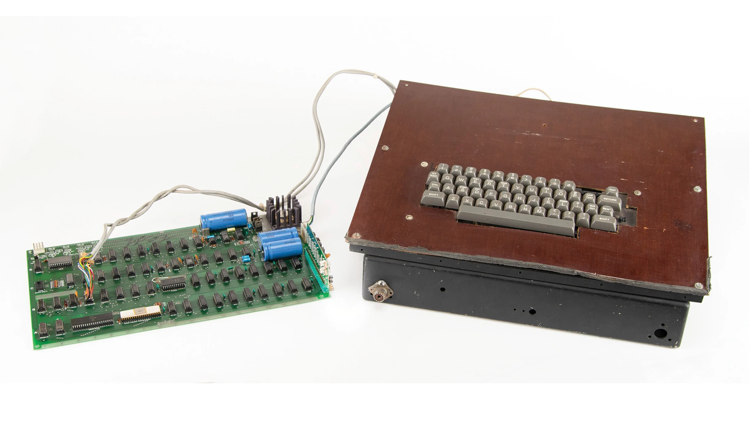 Vintage Computer That Helped Launch Apple Empire is Being Sold at Auction - Vimarsana News