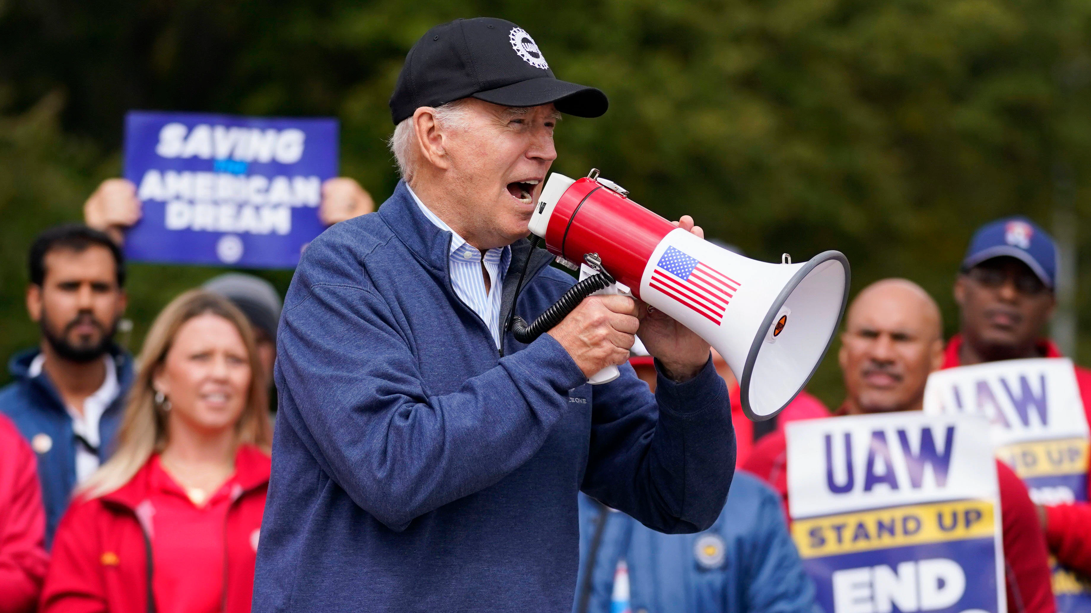 Biden Urges Striking Auto Workers to 'Stick with It' - Vimarsana News