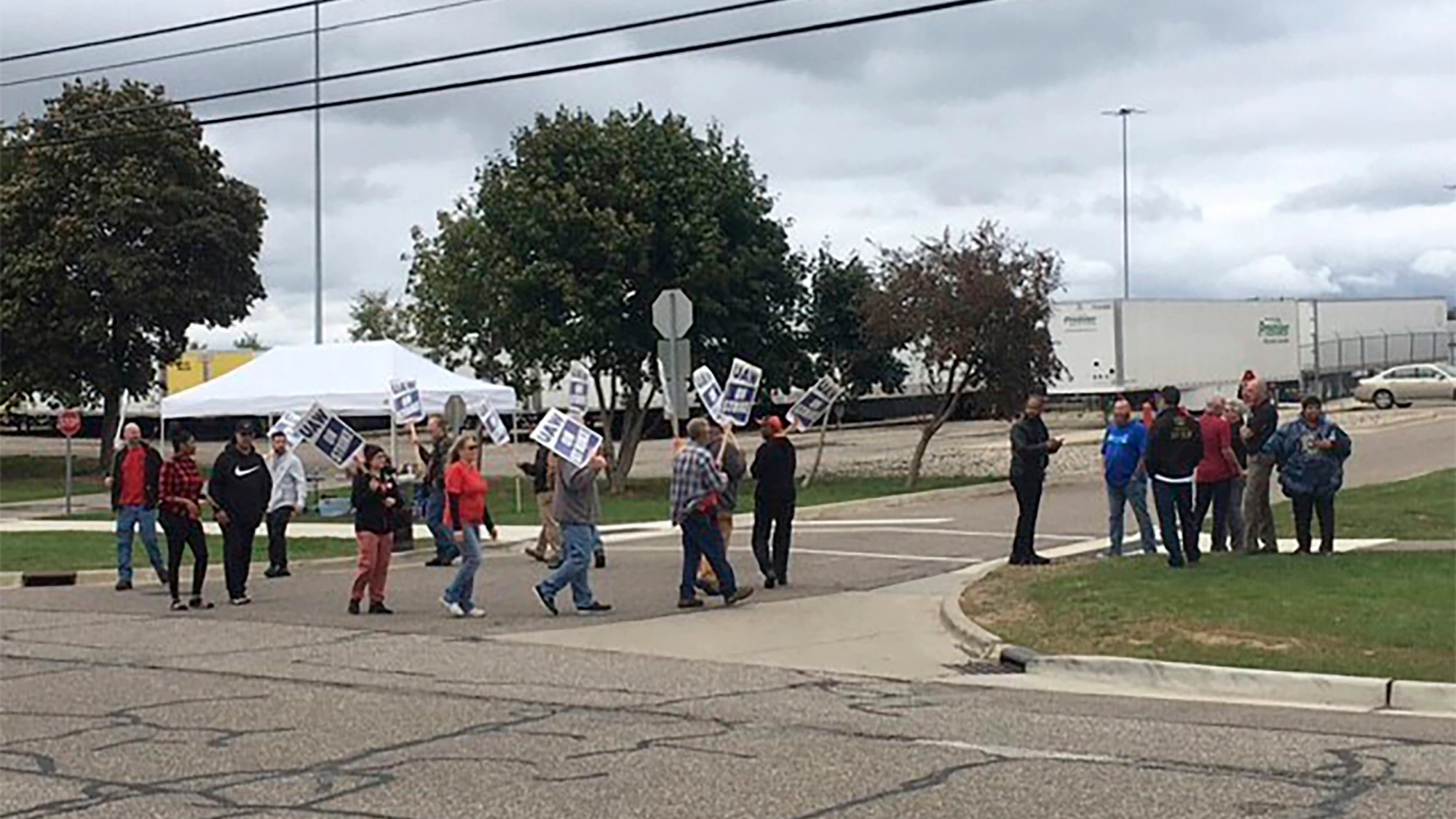 5 Workers Picketing in UAW Strike Hit by Vehicle Outside Plant - Vimarsana News