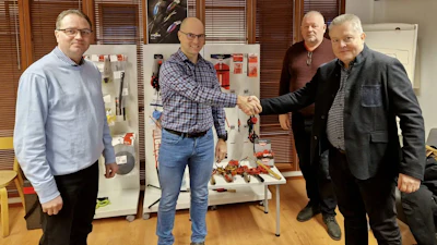 Muottituote CEO Tero Vanninen and Rapala VMC Business Director Arto Nygren shake hands. On the left is Muottituote's Chairman of the Board Jukka Nurmi and in the background Jukka Roikonen, CEO of KL-Teho Oy.