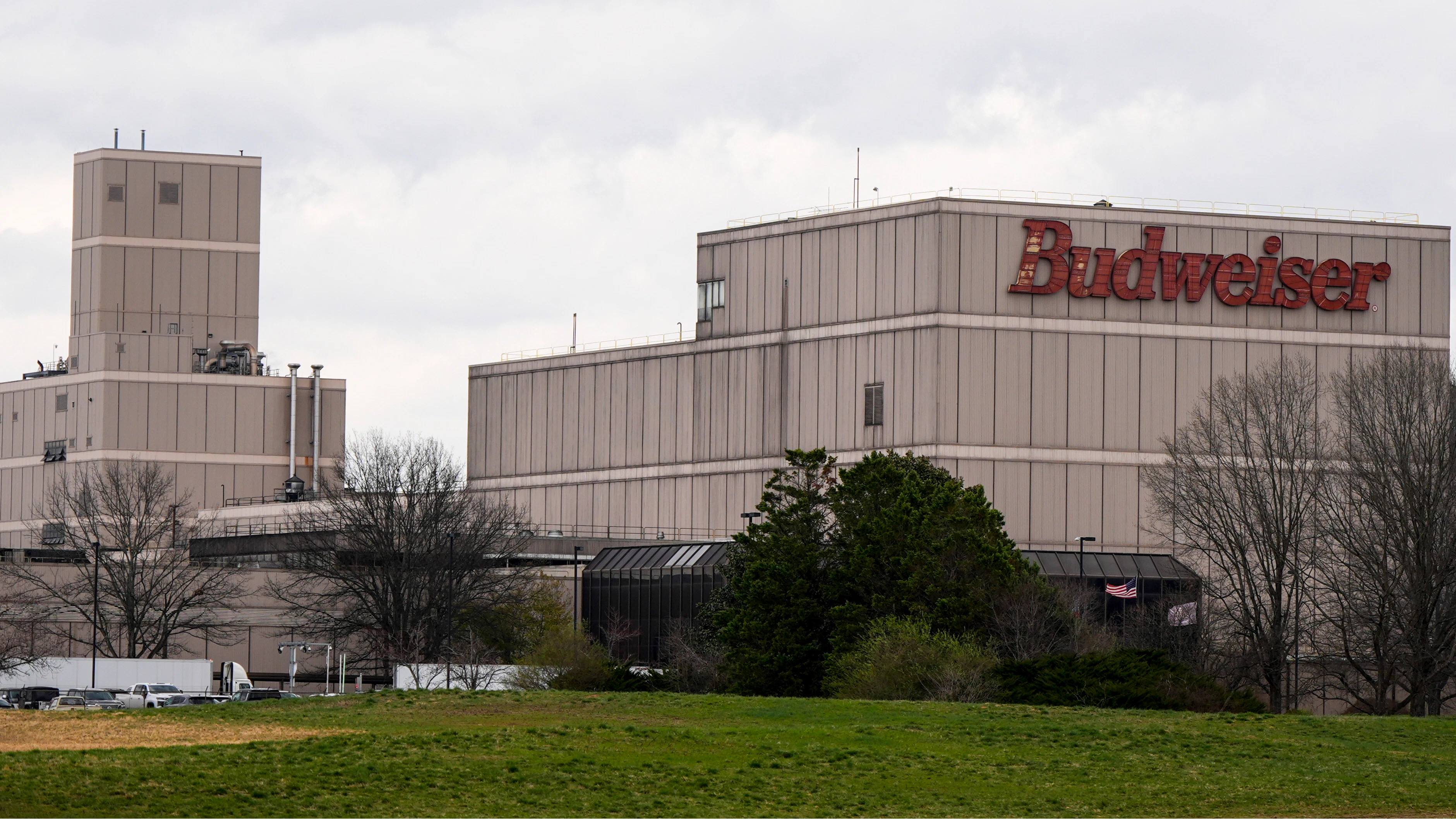Anheuser-Busch, Teamsters Reach Labor Agreement, Avoid Strike - Vimarsana News