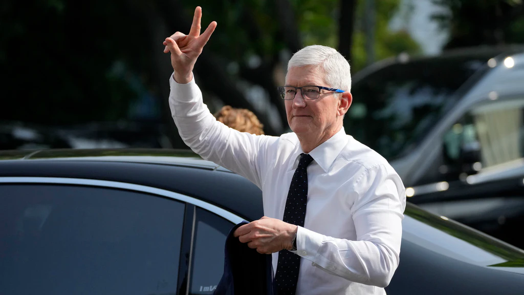 Apple CEO Says Company Will 'Look at' Manufacturing in Indonesia - Vimarsana News