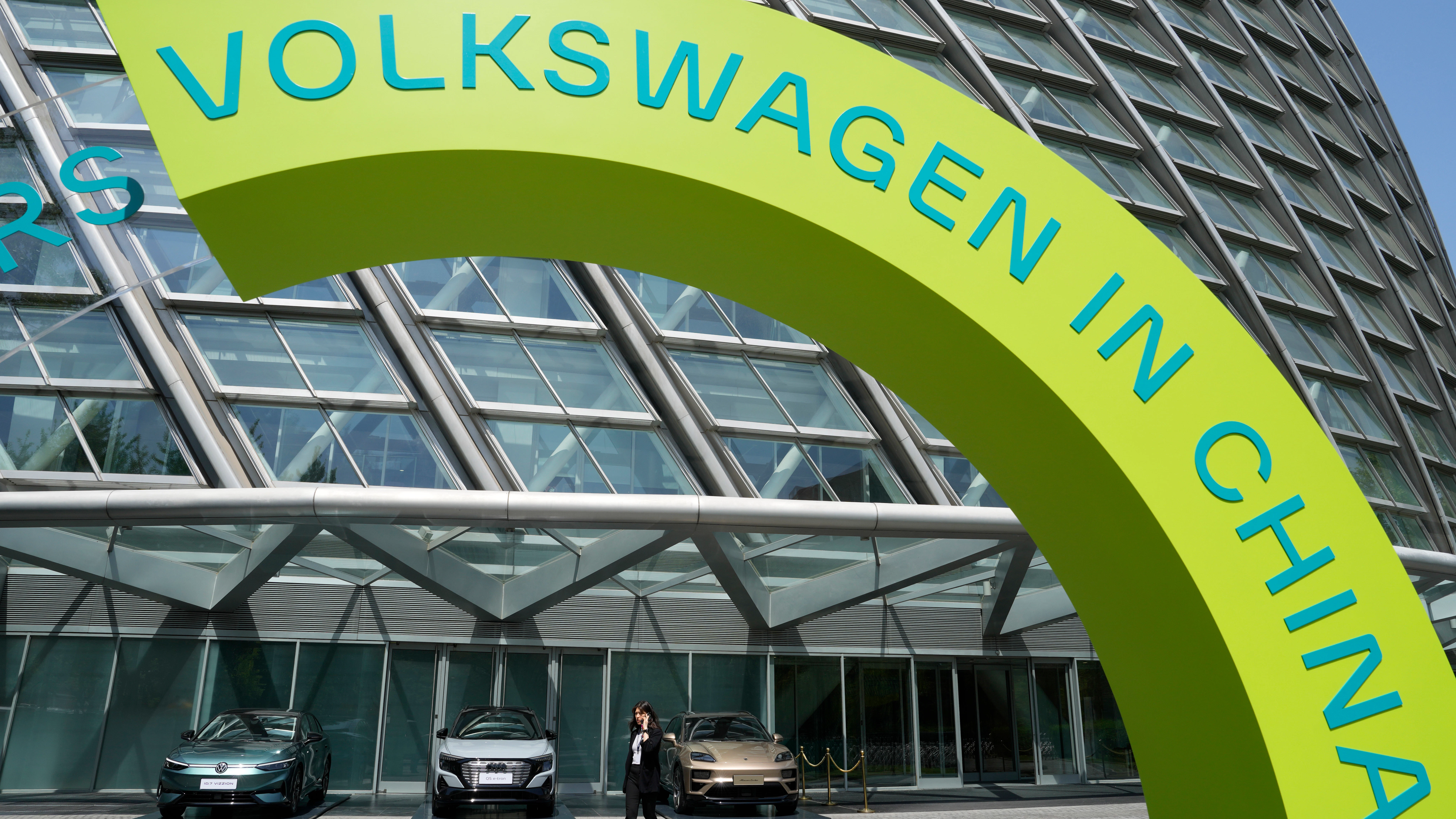 Volkswagen Revamps China Strategy in Bid to Overtake Upstart EV Makers - Vimarsana News