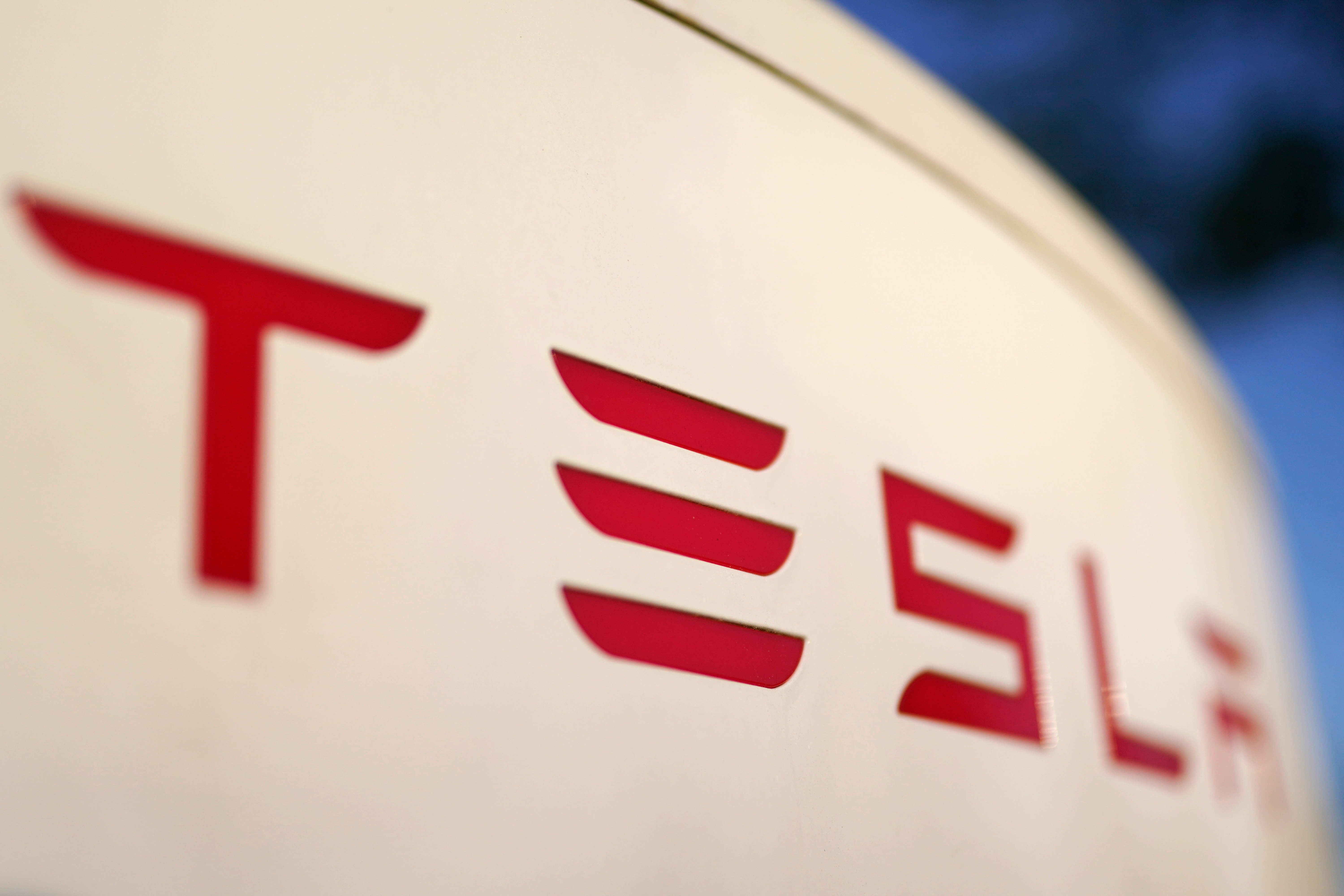 Tesla Settles Lawsuit Over Man's Death in Crash Involving Semi-Autonomous Driving Software - Vimarsana News