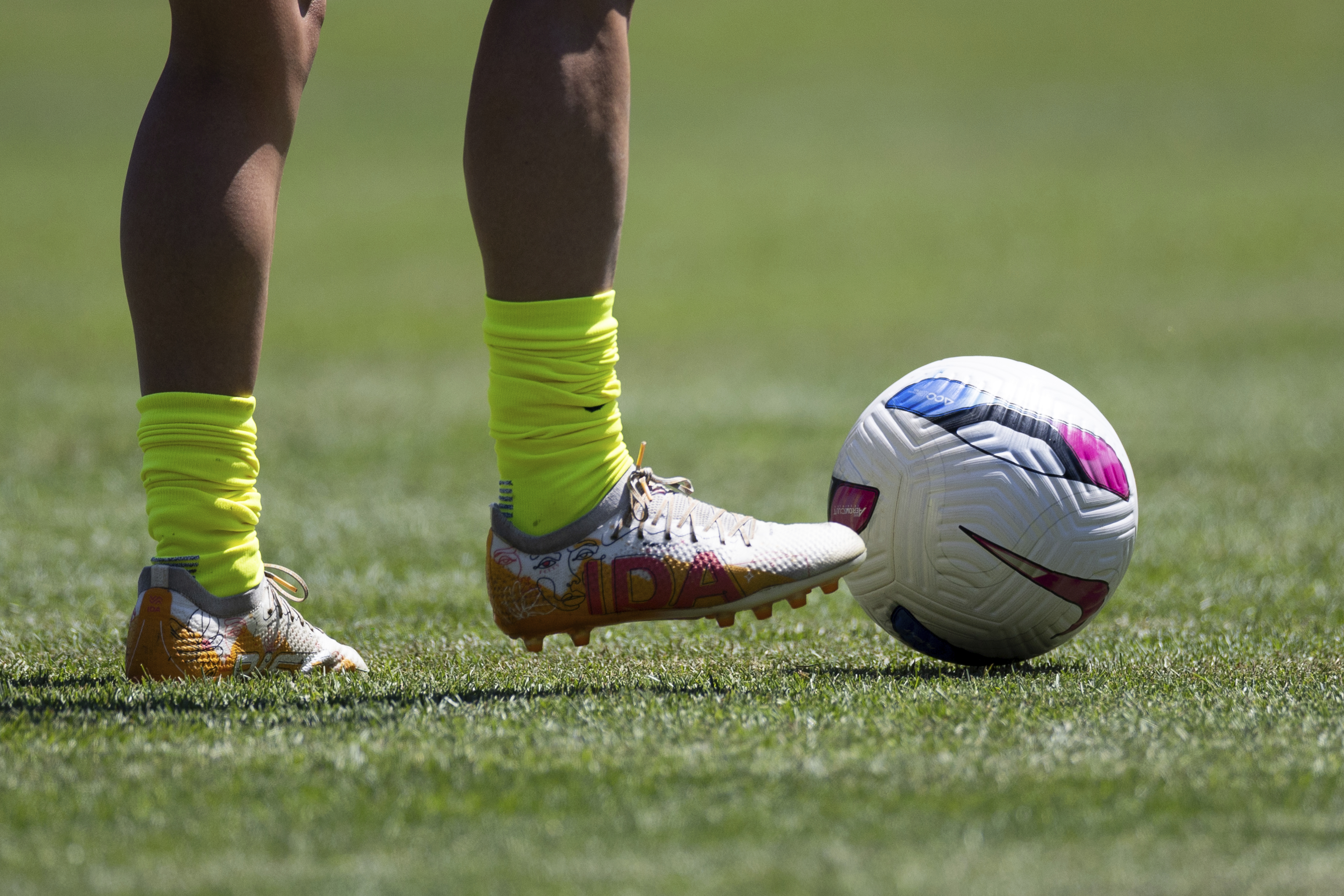 Washington Spirit midfielder Courtney Brown warms up with cleats that read 'IDA' before a NWSL soccer match against Bay FC on Saturday, Aug. 23, 2025, in San Francisco.