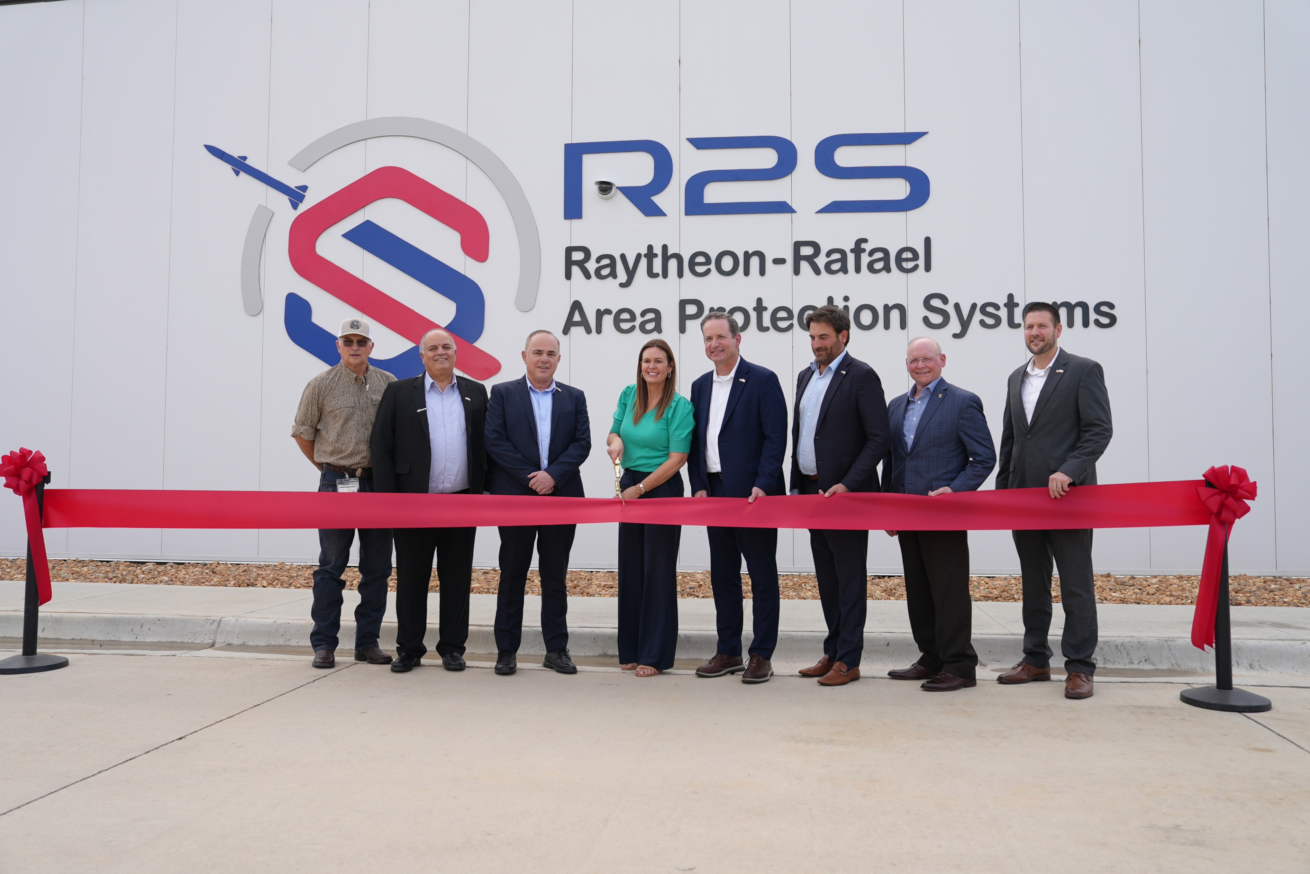 R2 S Ribbon Cutting East Camden, Ark (1)