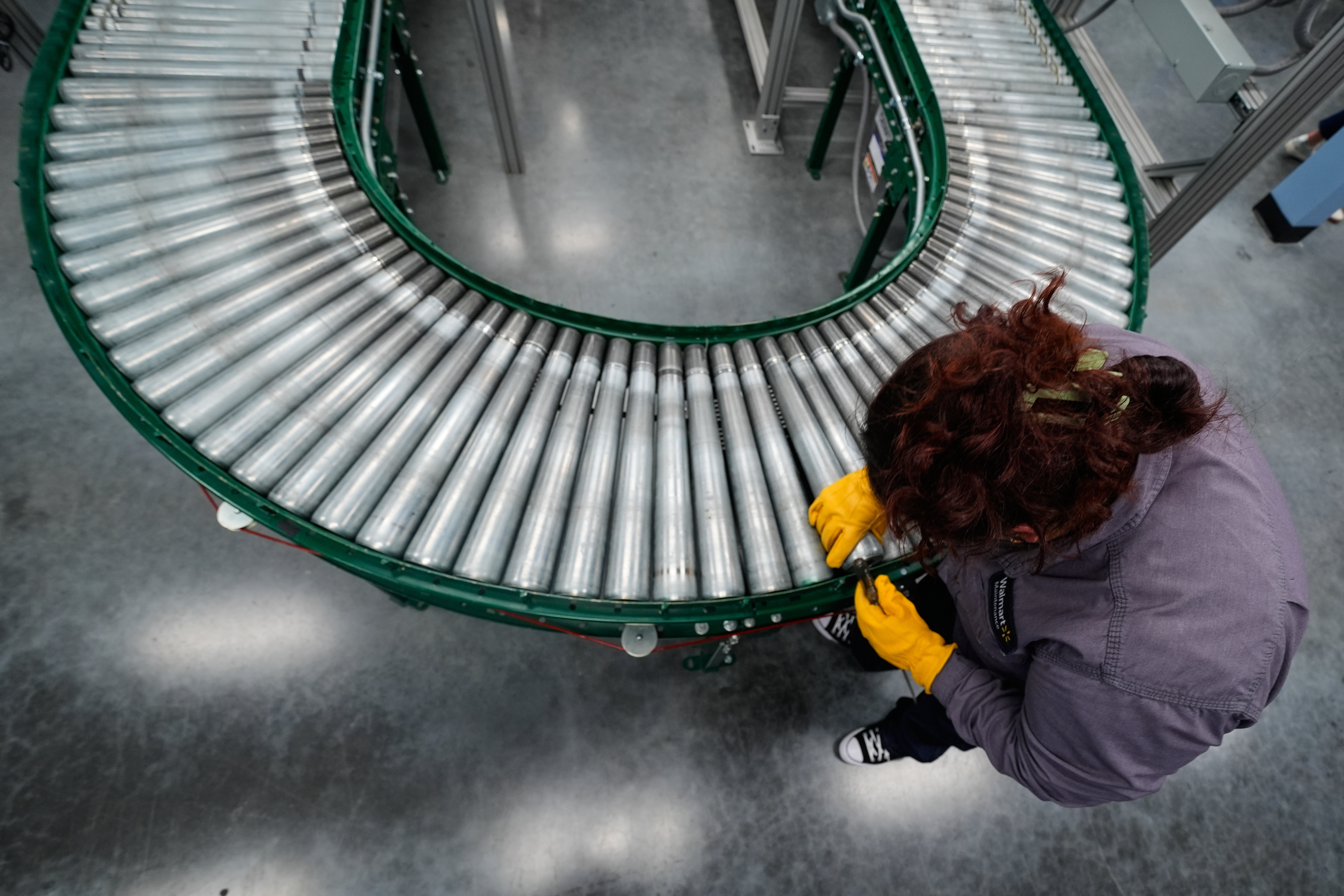 Maintenance technician Liz Cardenas replaces a conveyor belt roller at a training area in a Walmart distribution center Thursday, Sept. 25, 2025, in Bentonville, Ark.
