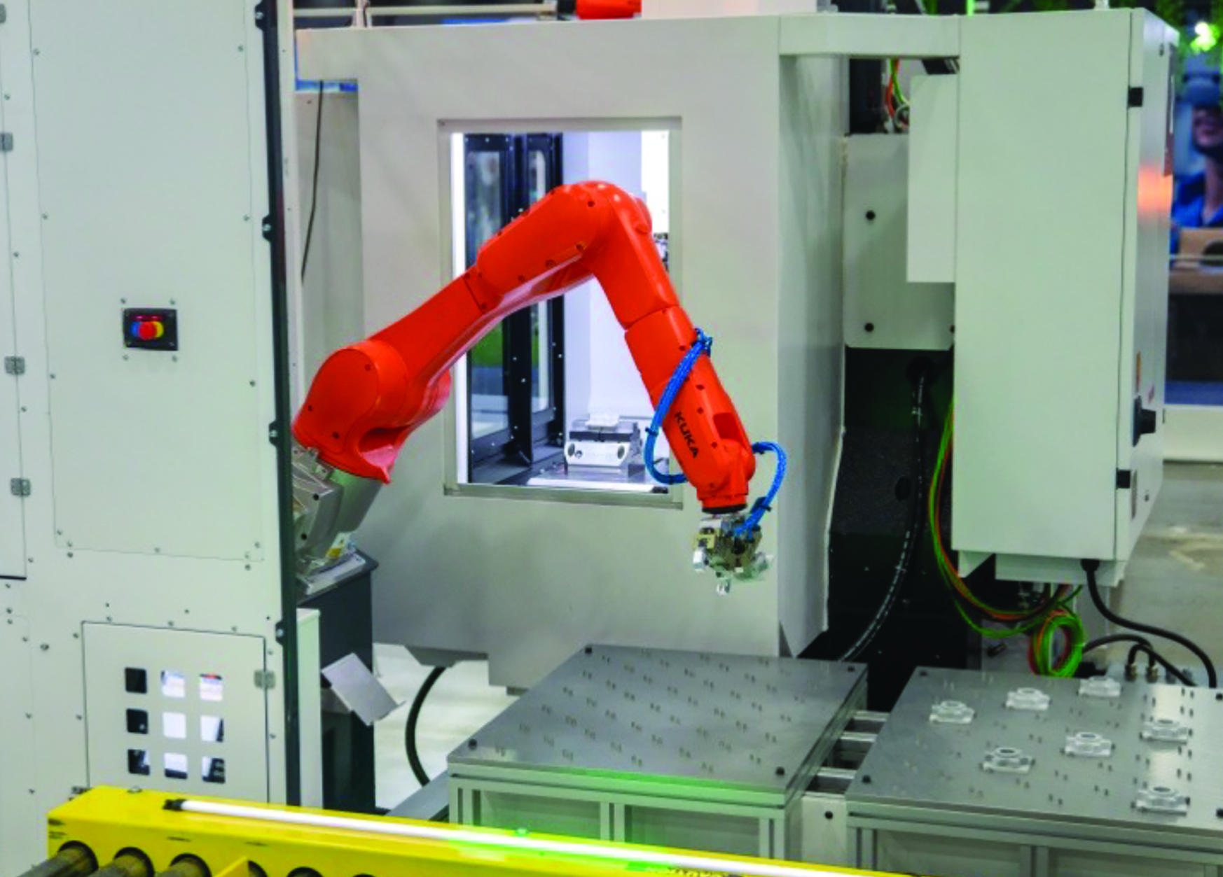 Displayed here are the SYIL machine tool and KUKA robot interacting, with all motions run on the SINUMERIK Run MyRobot/Handling application directly in the control.
