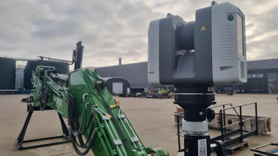 Artec Ray II alongside the customer’s hydraulic arm.