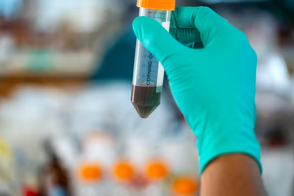 Nanoparticle ‘ink’ used for sample preparation shows the special way these nanomaterials interact with light. From a certain angle the liquid looks red, and from another, green.