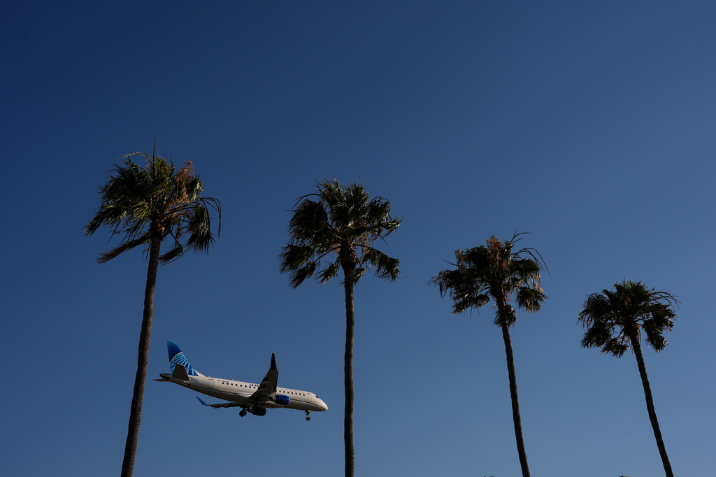 A United Airlines passenger jet approaches Los Angeles International Airport in Los Angeles, Wednesday, May 20, 2026.