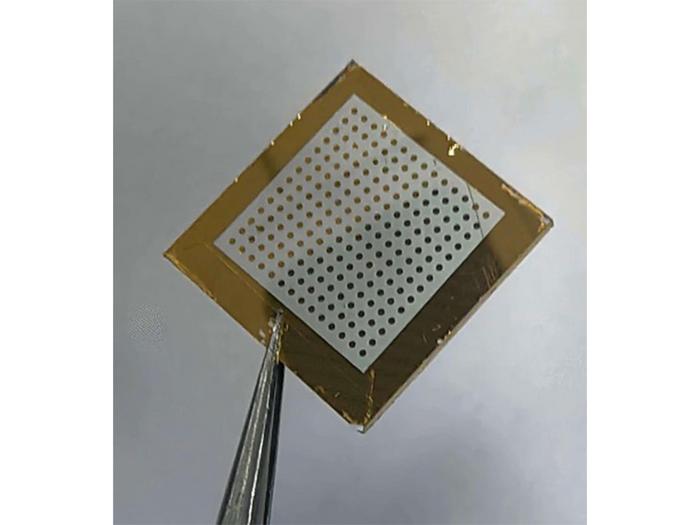 The team&rsquo;s photomemristor is quite small, measuring only half a millimeter across. Despite its size, the component can convert light energy into electrical current to power advanced optical systems.