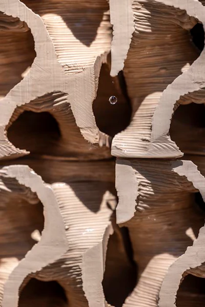 The cooling wall consists of 3D-printed ceramic cubes.