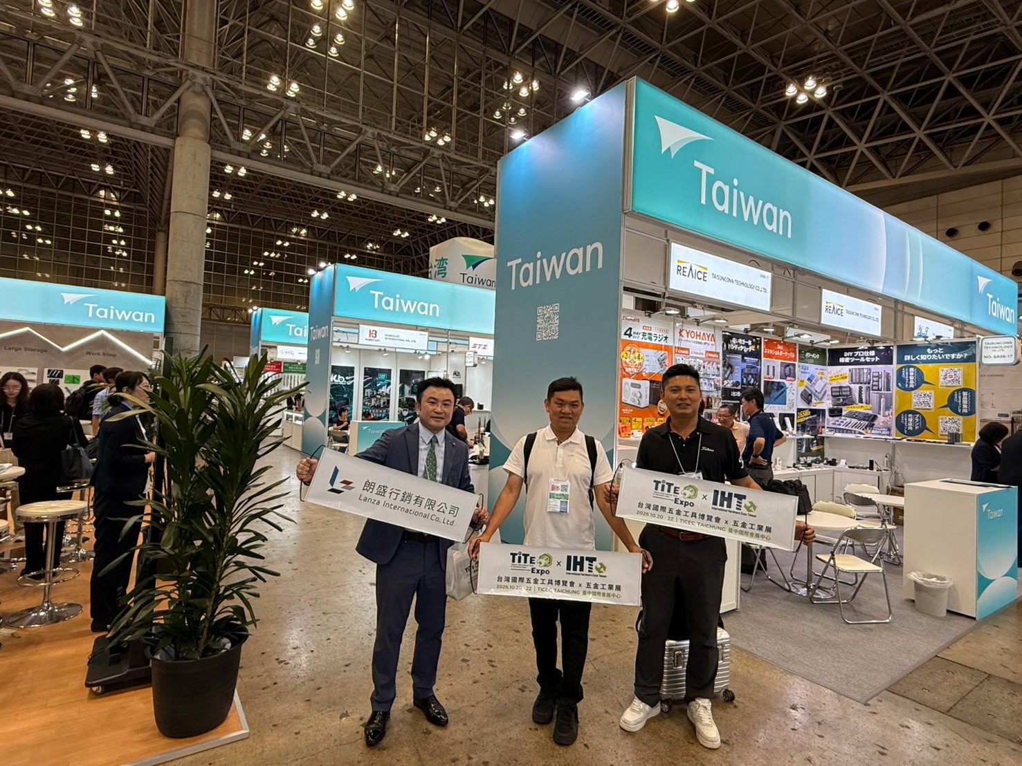 Lanza International General Manager Andrew Liu (left), along with THTMA Board Members Liu Chia-Chun (center, Gwang Wuen Yu) and Ke Ming-Hong (right, Chairman of Mr. Monkey Precision), gathered at the Japan DIY Homecenter Show in August to promote TiTE x IHT.